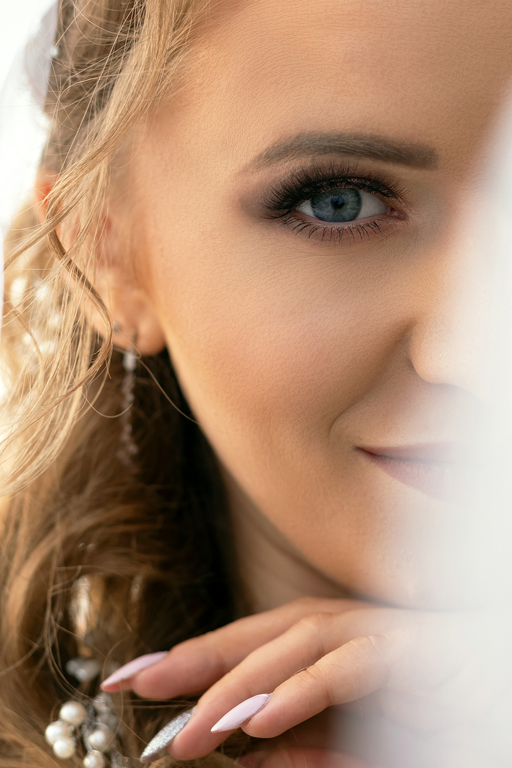Fotografia ślubna Trójmiasto: delikatny portret panny młodej z bliska, CamStudio