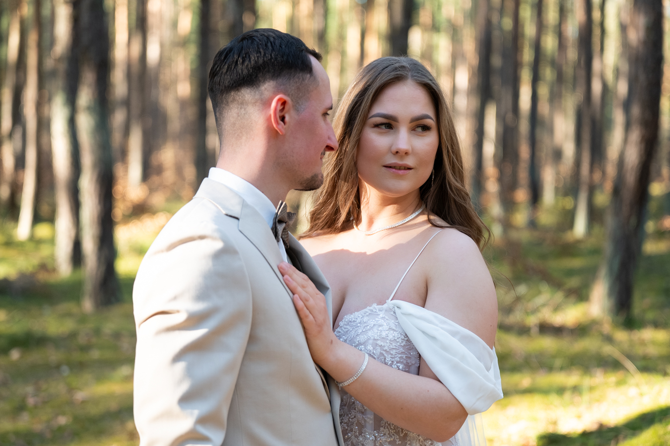 Para młoda w plenerze podczas kameralnej ceremonii