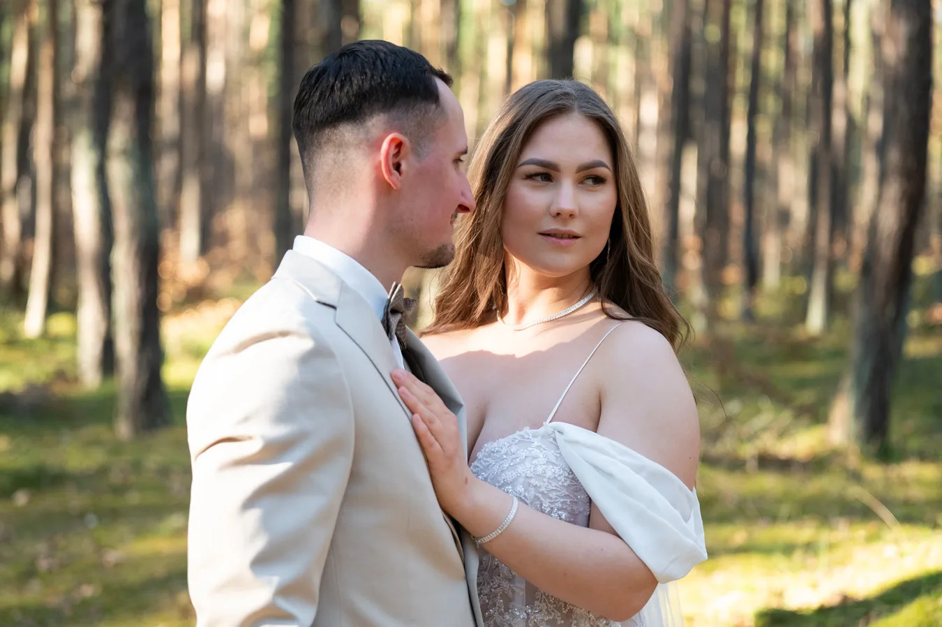 Para młoda w plenerze podczas kameralnej ceremonii