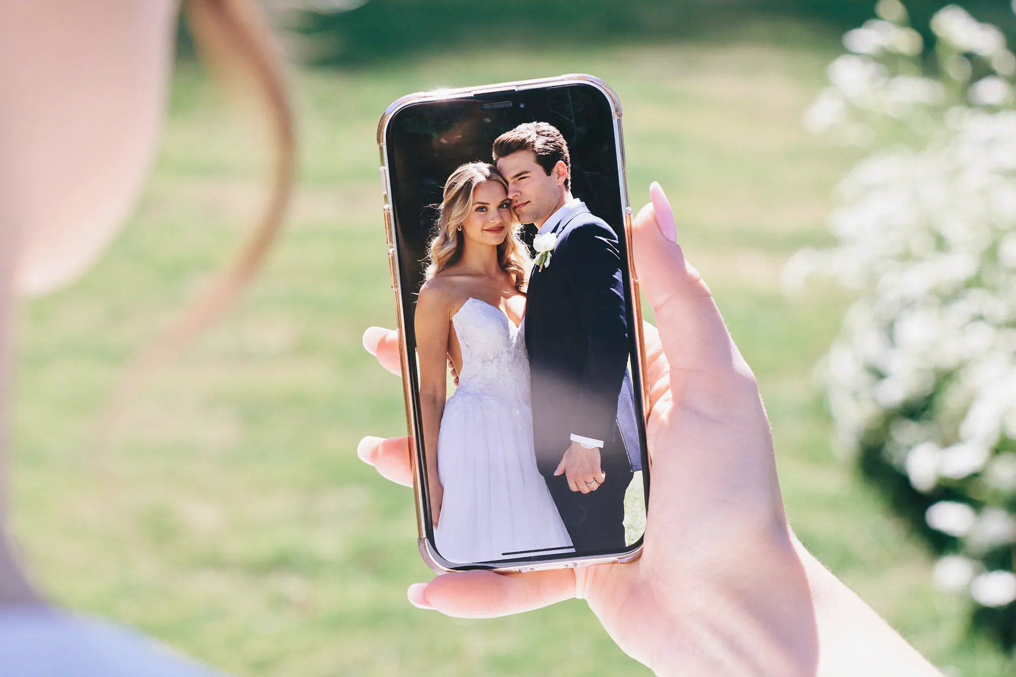 Gość fotografuje parę młodą telefonem