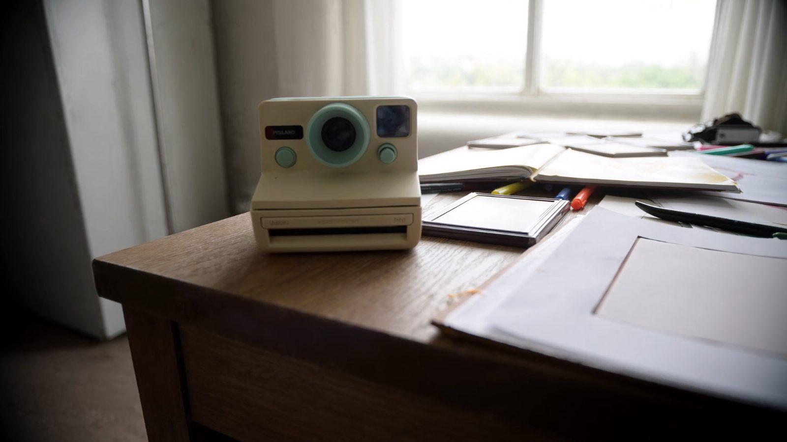 Instax na wesele, aparat natychmiastowy z odbitkami i markerami przy księdze gości